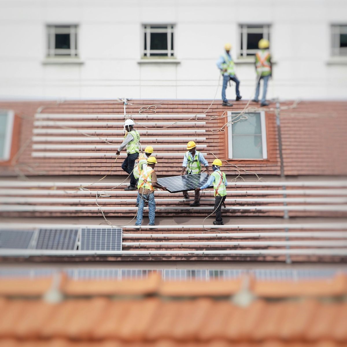 Montageteam installiert Solarmodule auf einem Ziegeldach