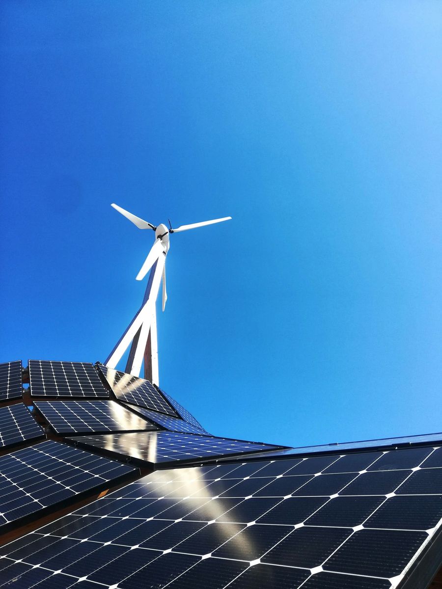 Solarmodule vor blauem Himmel